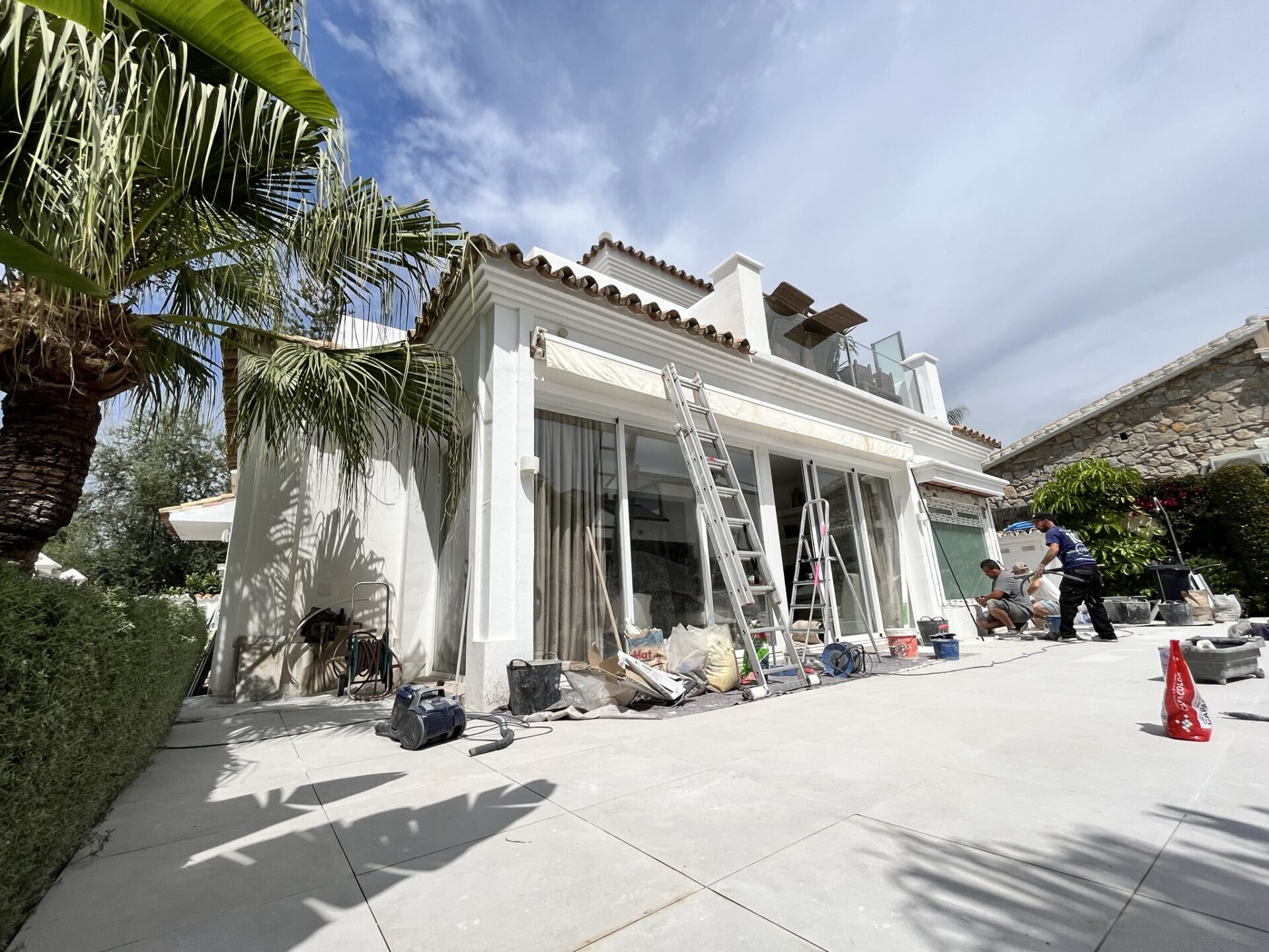 Représentant du maître d’ouvrage francophone supervisant un chantier immobilier à Marbella – Costa del Sol